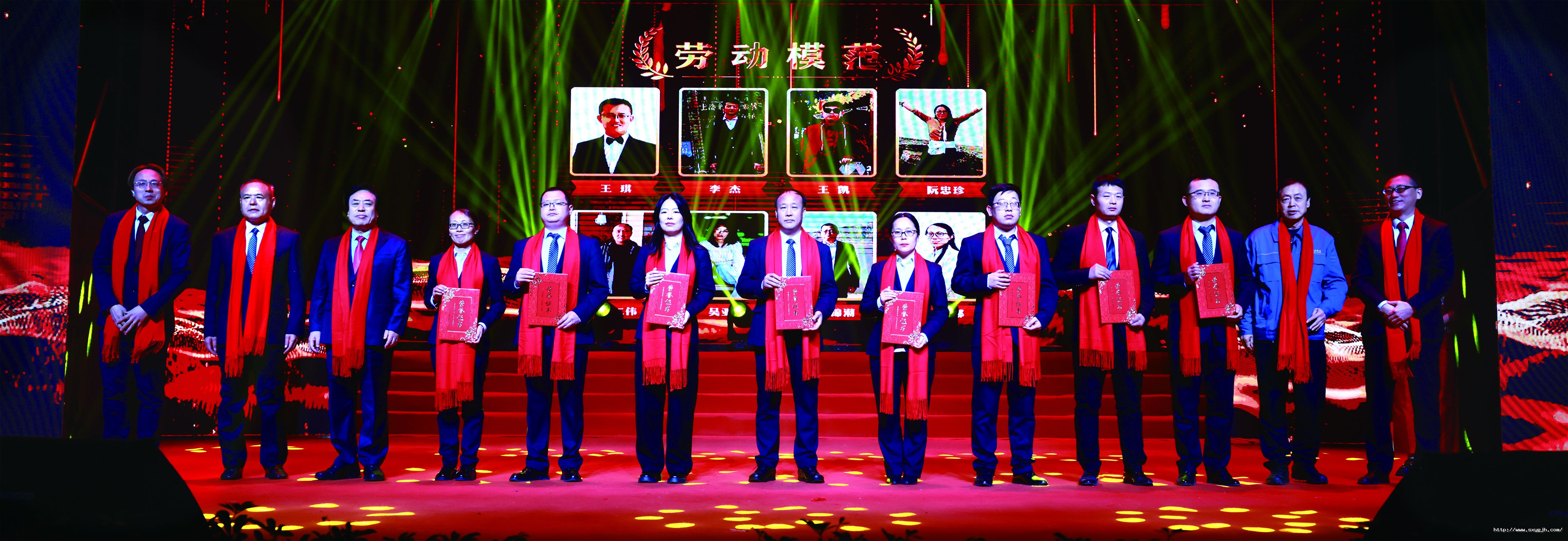1版 董事長(zhǎng)與勞模合影 拷貝.jpg